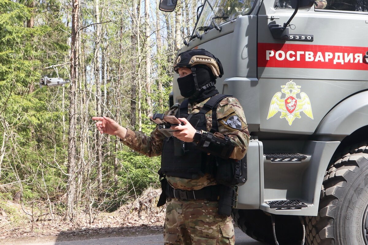 В Ленобласти сотрудники транспортного ОМОН Росгвардии провели учения по  нейтрализации условного противника | Росгвардия Петербурга | Дзен