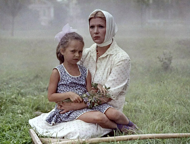 кадр из фильма «Белые росы» 