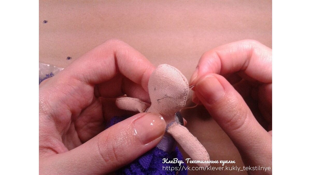 Под глазки берём нить или в тон бисера, или в тон лица, у меня – в тон лица, и через затылок (оставляя на нём узелок ) во внешний край точки-глазика. Фото из архива автора.