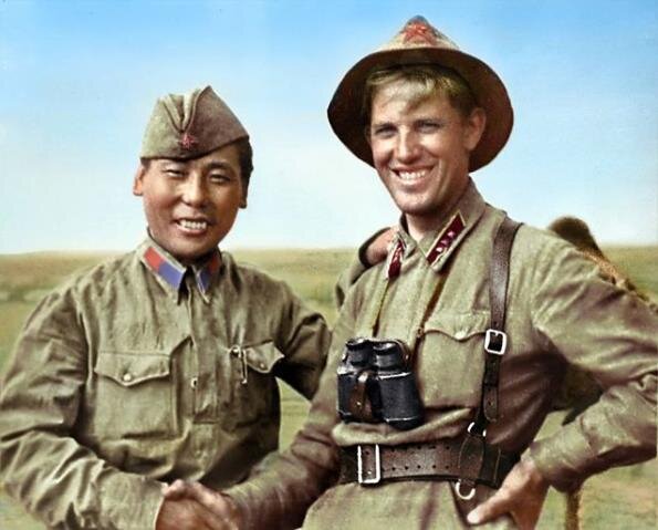 На раннем этапе в РККА использовался хб шлем, он же Буденовка летняя.  На историческом фото 1939 года советский комроты в хлопчатобумажной панаме обр. 1938 г.