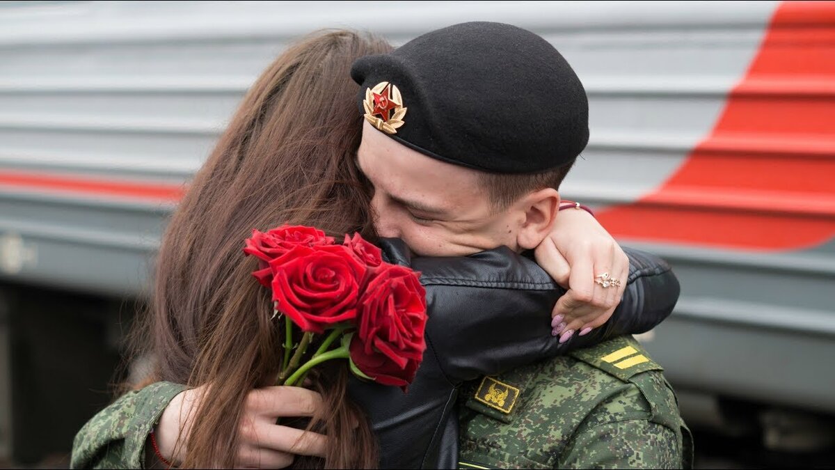 Этот стих я сочинила в 12 лет, у меня не было парня, тем более в армии. Просто фантазировала. А выглядит все так что в мои 12 лет у меня было все и парень и отношения...... Вот так, фантазируйте и мечтайте.. А самое главное ждите своих любимых мужчин из армии... 