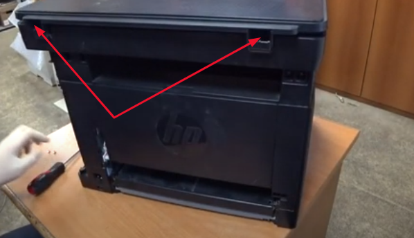 Шестигранником выкручиваем два винта