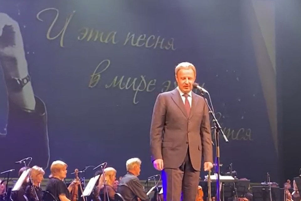     Глава региона на сцене театра драмы Анна СЕМИНА