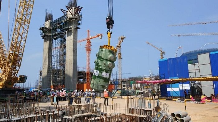 © rosatom.ru (Установка в проектное положение корпуса реактора на блоке №3)