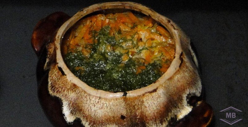 гречка с грибами в горшочке. печень с гречкой в горшочке. печень с гречкой в горшочке. гречка с потрошками в горшочках в духовке. греча с овощами в горшочке.