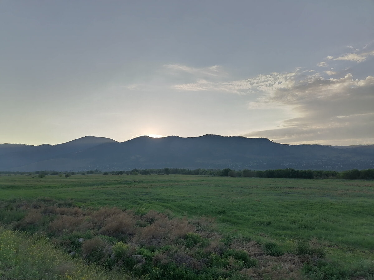 Солнце встаёт из-за горного хребта