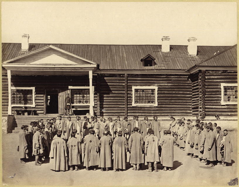 Фото построения заключенных в одной из тюрем XIX века. Фото Яндекс.Картинки. 