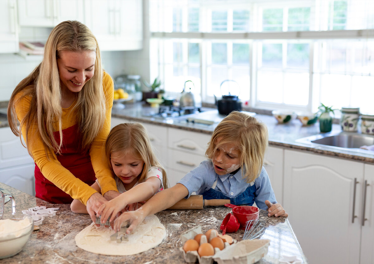 Иногда роль пространства для приготовления может играть кухонный островок. Такая идея отлично реализуется в больших кухнях, например, в частных домах.