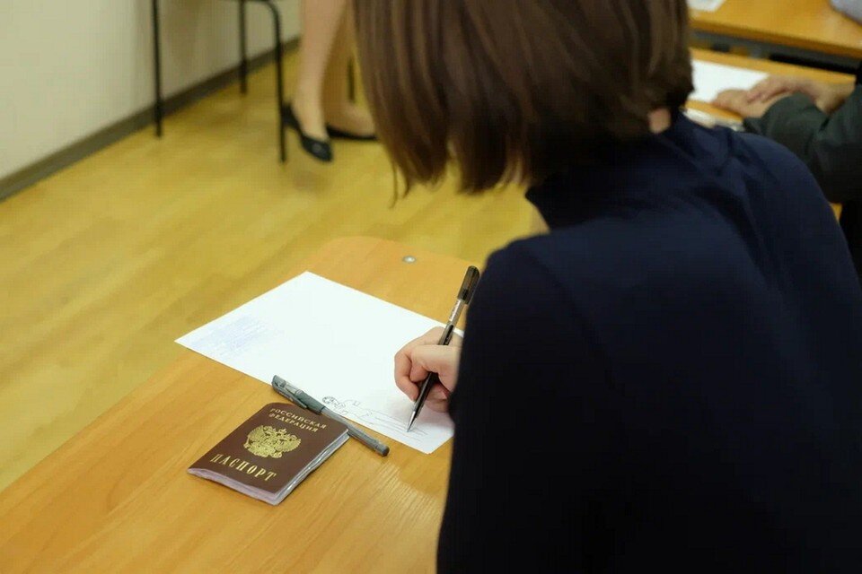     Суд в Петербурге рассмотрит дело выпускника, попавшегося на ЕГЭ со шпаргалкой. Артем КИЛЬКИН (архив)