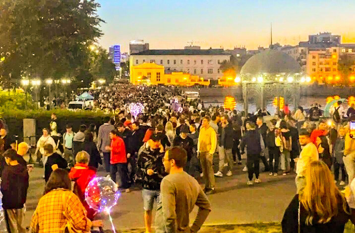 г.Екатеринбург, вечерняя "Плотинка", пр-т Ленина (©Uralweb, 2022)