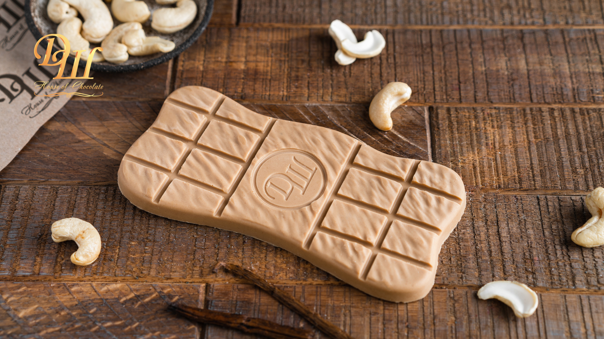 "Белые лебеди" - белый шоколад на кешью молоке с перетертым пеканом, кешью, кокосовым нектаром, бананом молекулярной сушки и стручками ванили