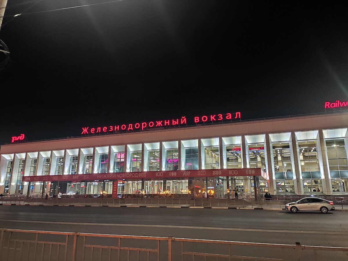 Московский вокзал нижний новгород до кремля. Московский вокзал Нижний Новгород. Нижний Новгород площадь революции 2а Московский вокзал. ТЦ около Московского вокзала Нижний Новгород. Башня с часами на Московском вокзале Нижний Новгород.