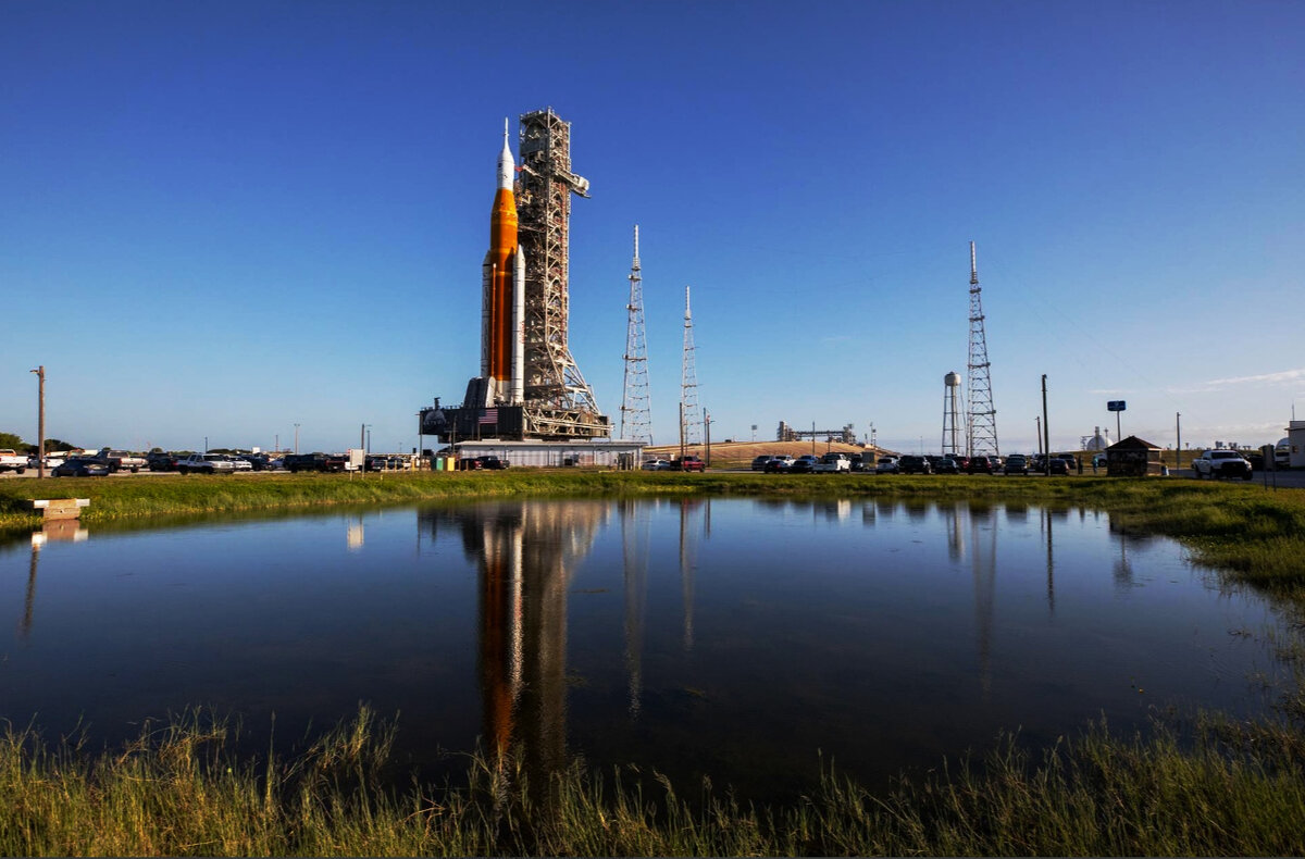  Ракета-носитель "SLS" и КК "Орион" 9 июня 2022 года во время предварительных предстартовых испытаний, фото NASA 