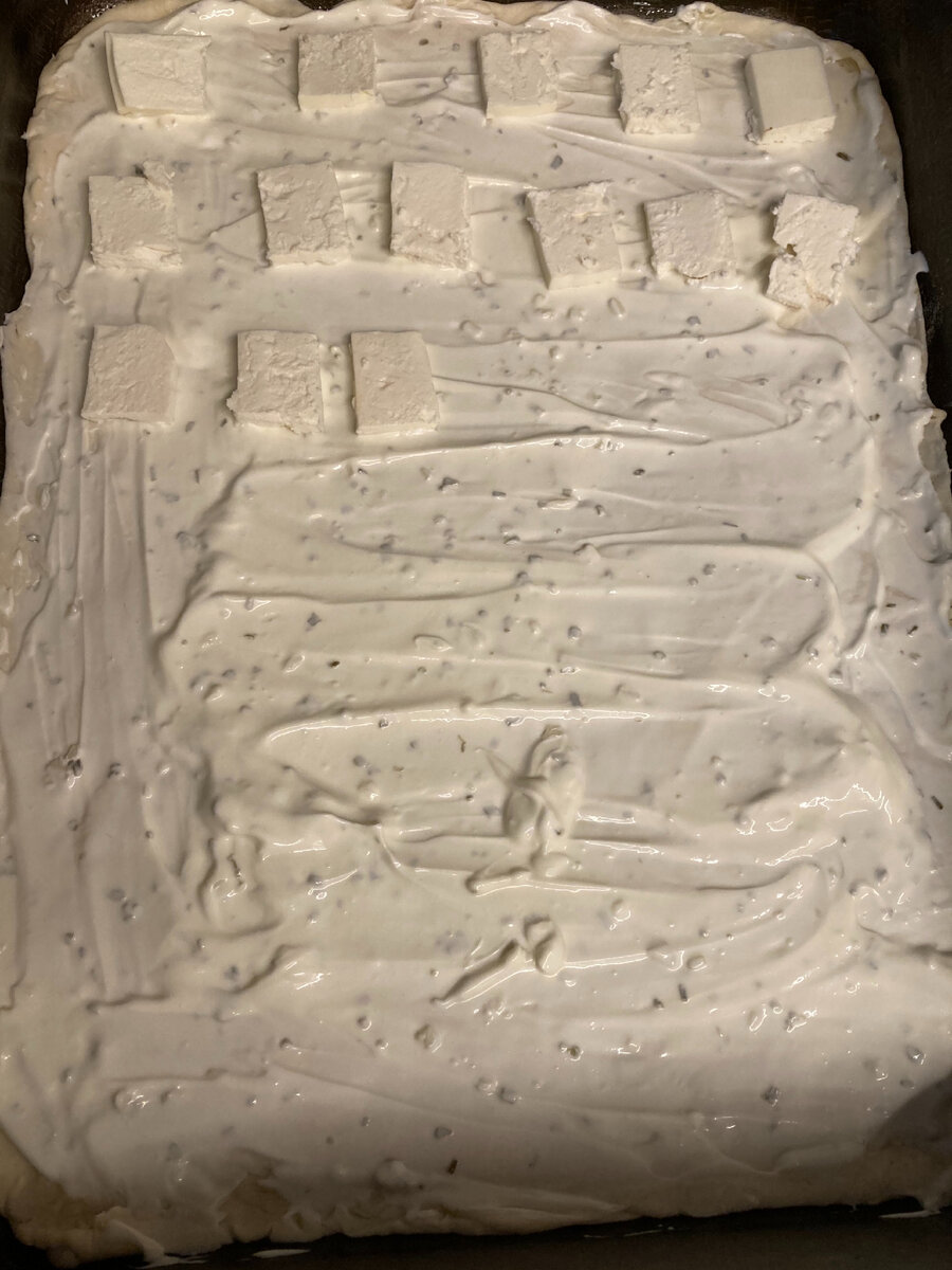 Сверху выложить сыр фета, порезанный тонкими пластиками.