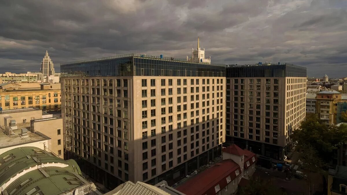 Два жилых корпуса г-образной формы 