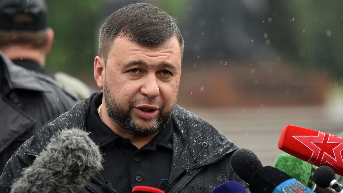    Глава Донецкой народной республики Денис Пушилин отвечает на вопросы журналистов на брифинге в Мариуполе© РИА Новости / Сергей Батурин