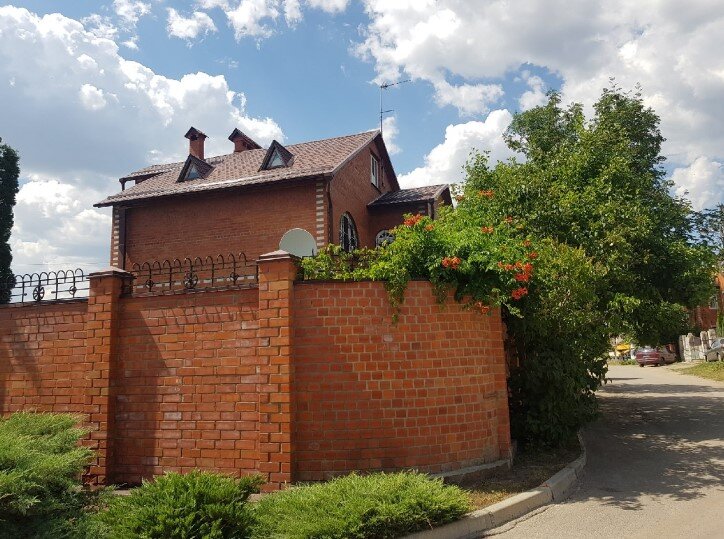 Здесь наверное живет какой-нибудь начальник или просто штатский сотрудник.