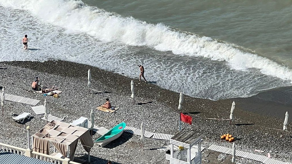 Вода в море дагомыс. ЦУНАМИ В Лазаревском 2022. Шторм Лазаревское. Сочи Адлер шторм. Шторм Сочи 2023.