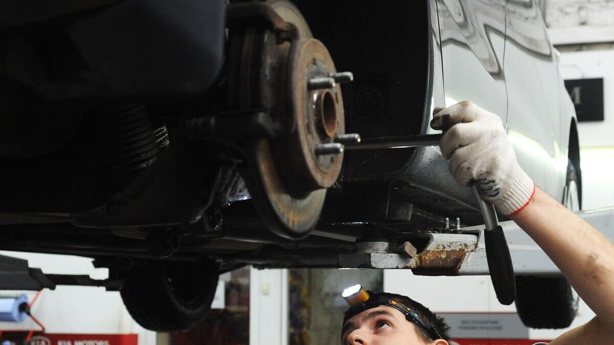    Сотрудник проводит техническое обслуживание автомобиля© РИА Новости / Алексей Сухоруков