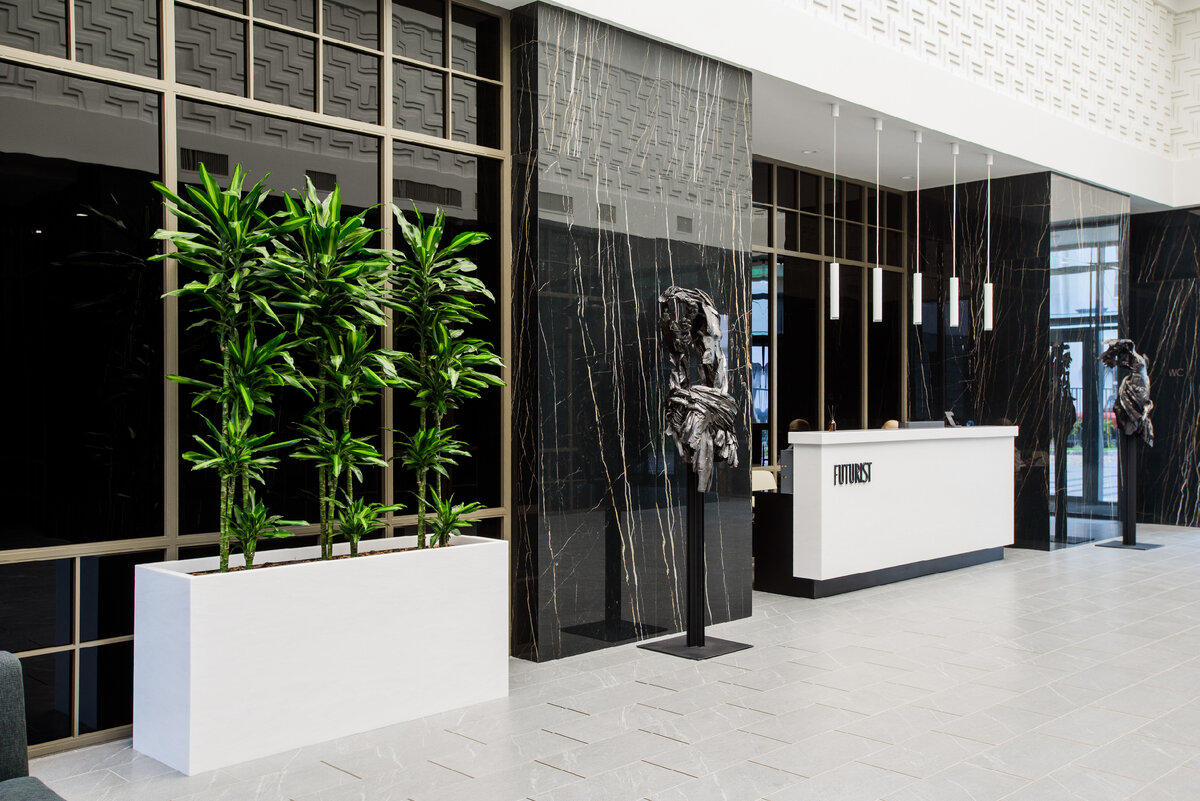 Фасады выполнены в модной стилистике конструктивизма с авторскими розеттами и отделкой юрским мрамором. Холлы напоминают богатые залы начала XX века счёт декора в стиле ар-деко. Параданый холл украшают скульптуры резидента музея "Эрарта". 