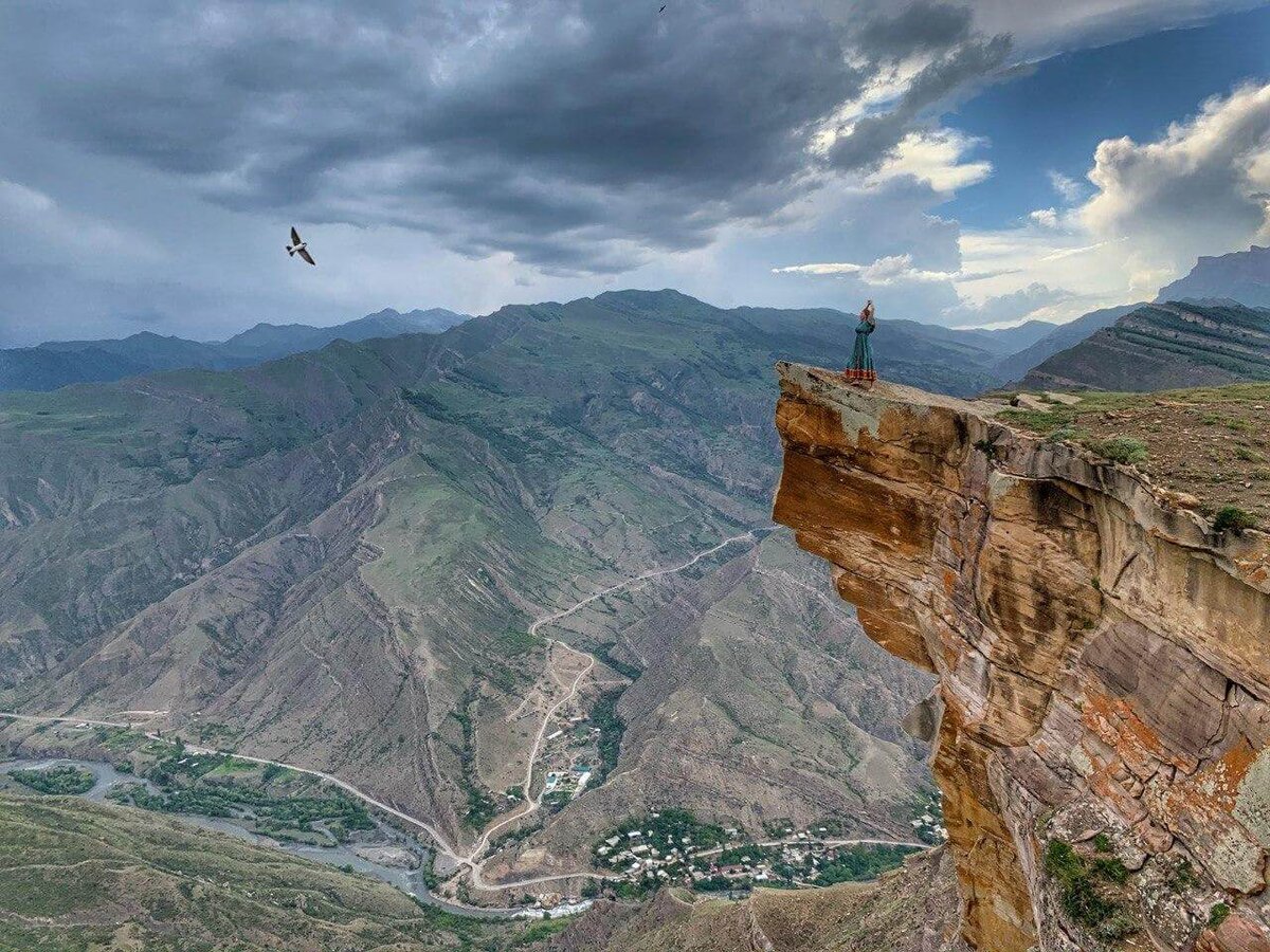 «Языком Шайтана» называют 5-метровый скальный выступ над пропастью рядом с аулом Старый Гоор
