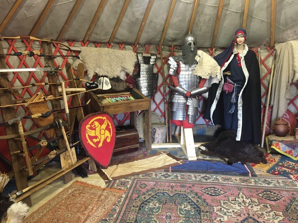     Сгорела юрта с доспехами и другими экспонатами. Фото: официальная группы комплекса "Степная застава" в "ВК"