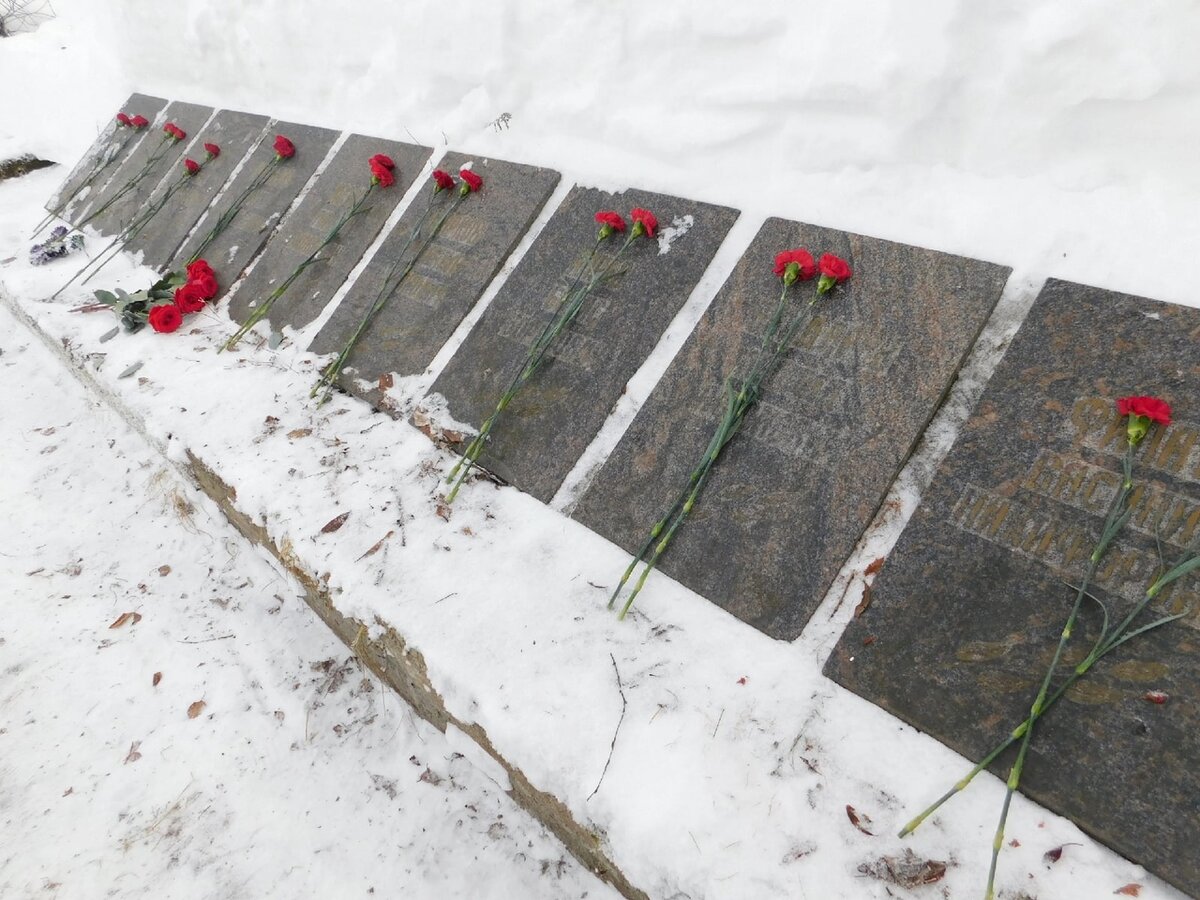 Мемориал рыбакам, исчезнувшего траулера «Метрострой» в Архангельске. Их имена запечатлены на специальных плитах