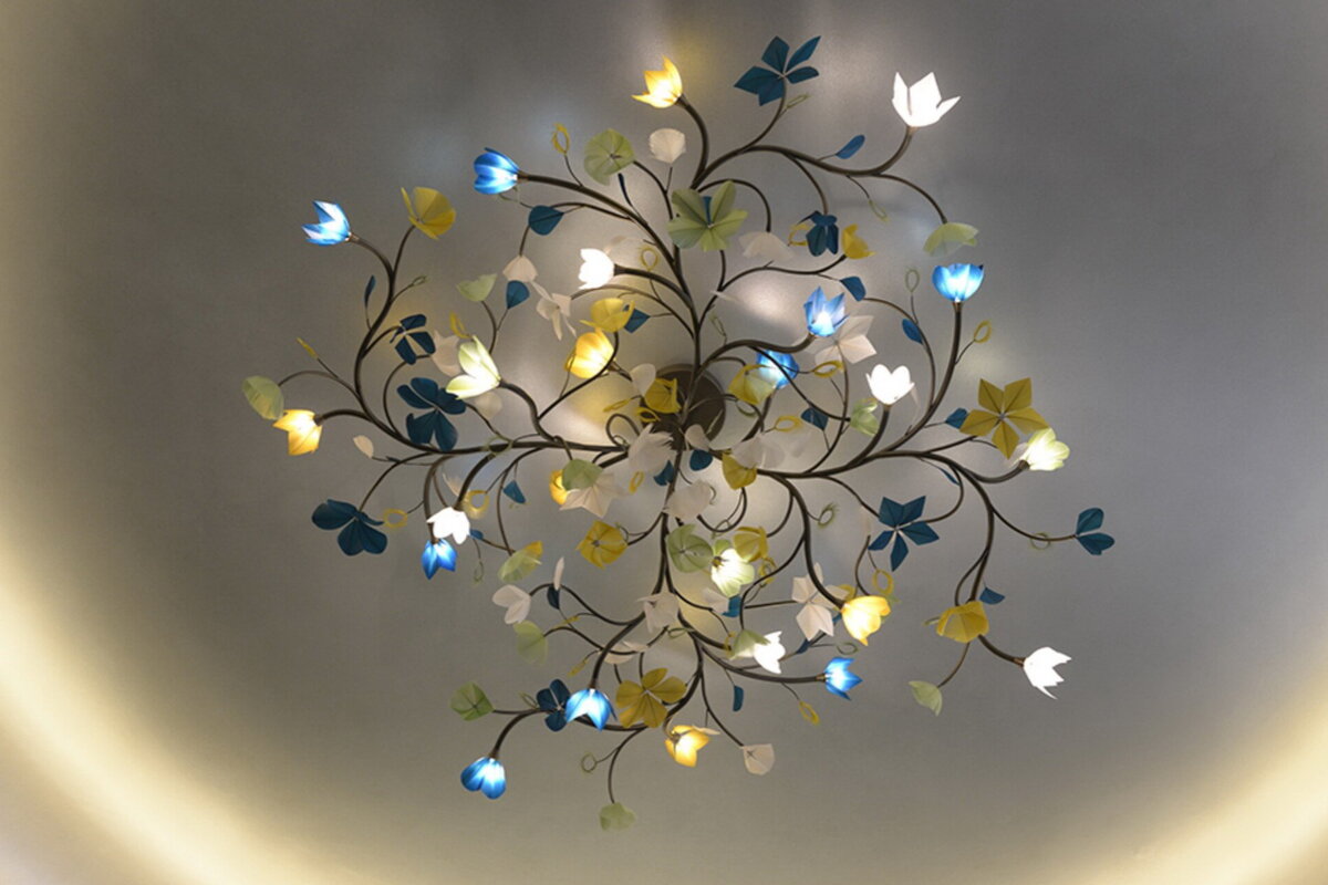 Люстра, созданная Я.Мильейру из гусиных перьев в сотрудничестве с Maison Lucien Gau для вестибюля пятизвездочного отеля в Париже