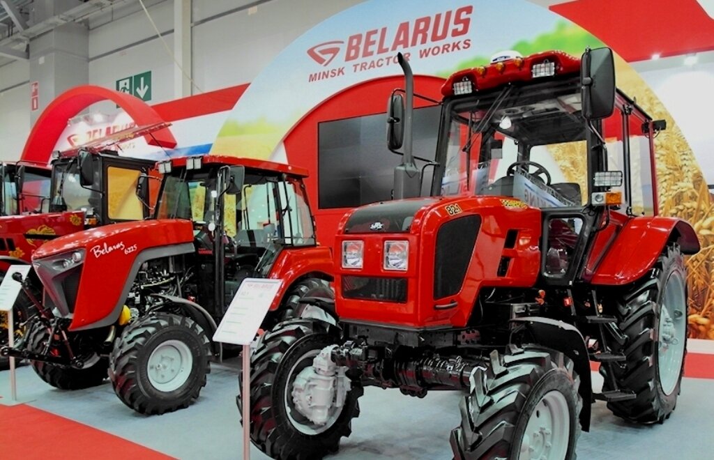 Трактор Беларус-82.1 в новом дизайне (на выставке Агросалон-2018 в Москве)