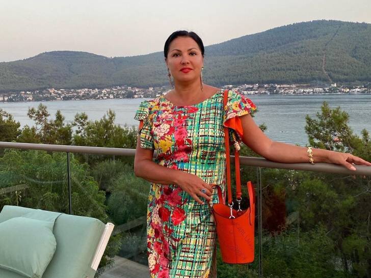 50-летняя Анна Нетербко щеголяет в мини и демонстрирует пышный бюст: Яндекс.Ново