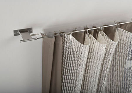 В этом типе вместо штанг используются тонкие струны. Они отлично дополняют комнату и прекрасно смотрятся в любых помещениях. Однако хотим обратить ваше внимание, что такие устройства способны выдержать изделия, пошитые из легких, струящихся материалов.