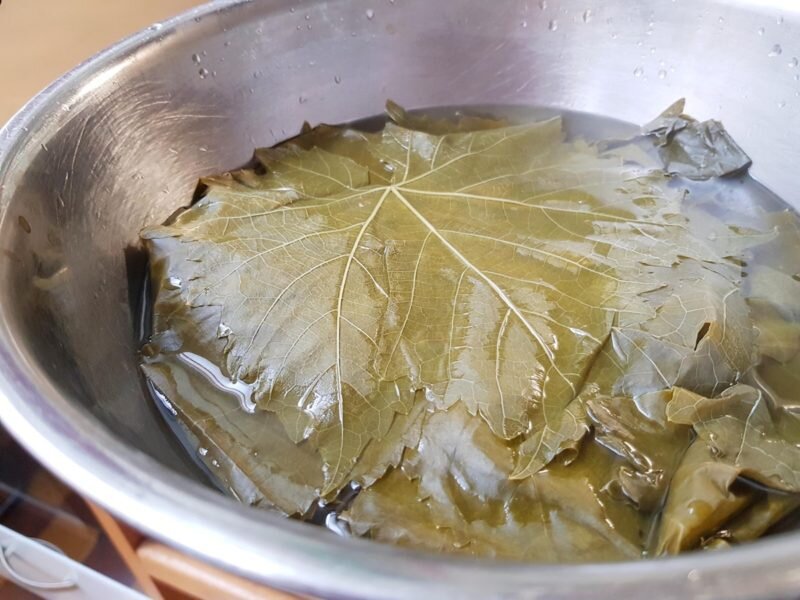 Подготовка листьев виноградных. Иллюстрация для статьи используется с сайта vkusnoisrael.com