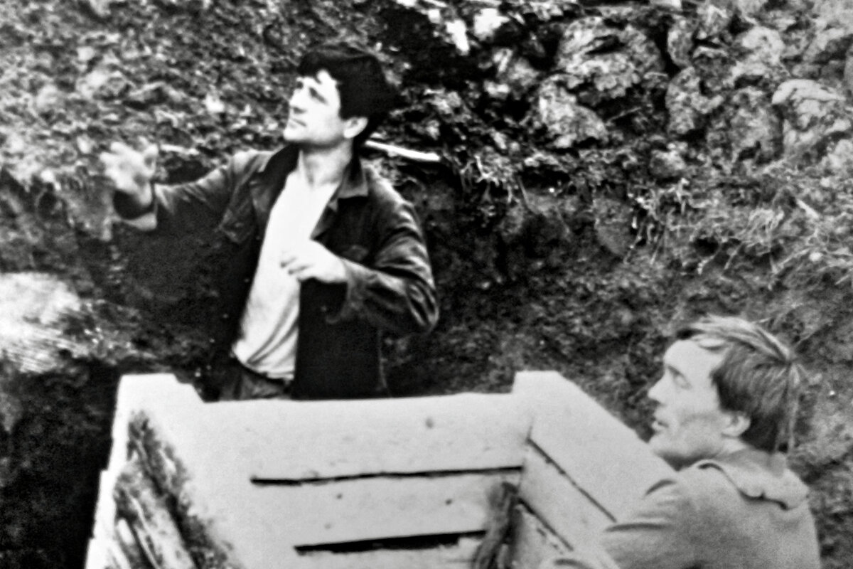 Выкопать колодец в советской деревне было под силу даже молоденьким паренькам. Фото из личного архива автора.