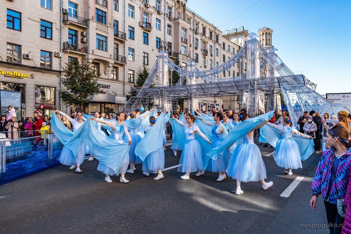 Танцевальный флешмоб у моста