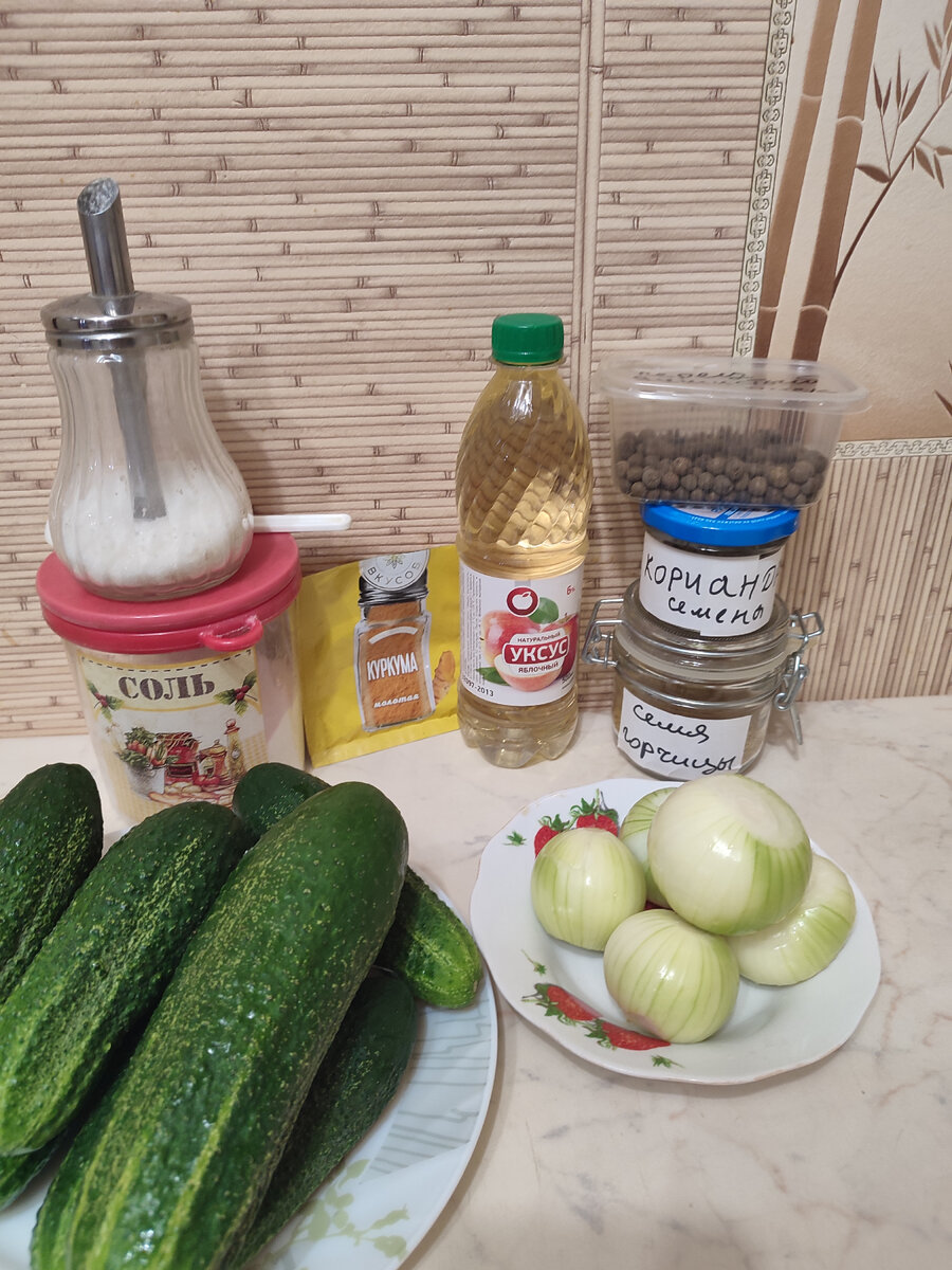 Огурцы замочить в холодной воде на 2-3 часа. Помыть. Используются любые размеры. Переросшие отлично подходят. 