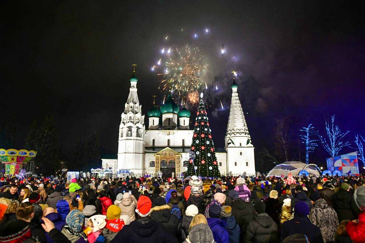    На Советской площади устанавливают главную елку города.Фото: vk.com/city_yaroslavl