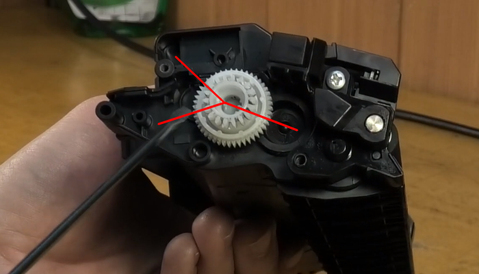 Фото 30. Снова выкручиваем винты на боковой стороне картриджа