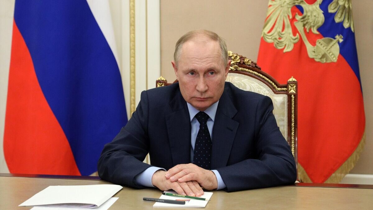     Президент РФ Владимир Путин во время встречи в режиме видеоконференции с временно исполняющим обязанности губернатора Кировской области Александром Соколовым© РИА Новости / Михаил Климентьев