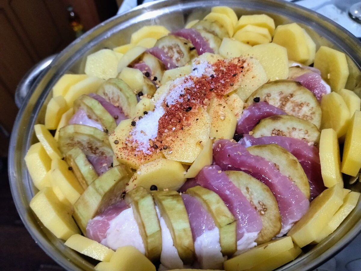 Красивенько, слоями, посолила и специи добавила.