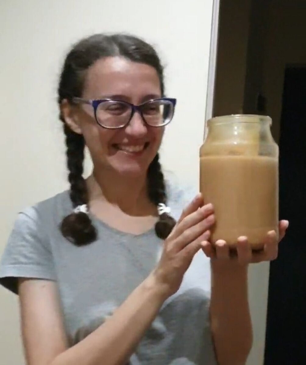 Это я радуюсь вкусняшке! Сама сгущёнку сварила