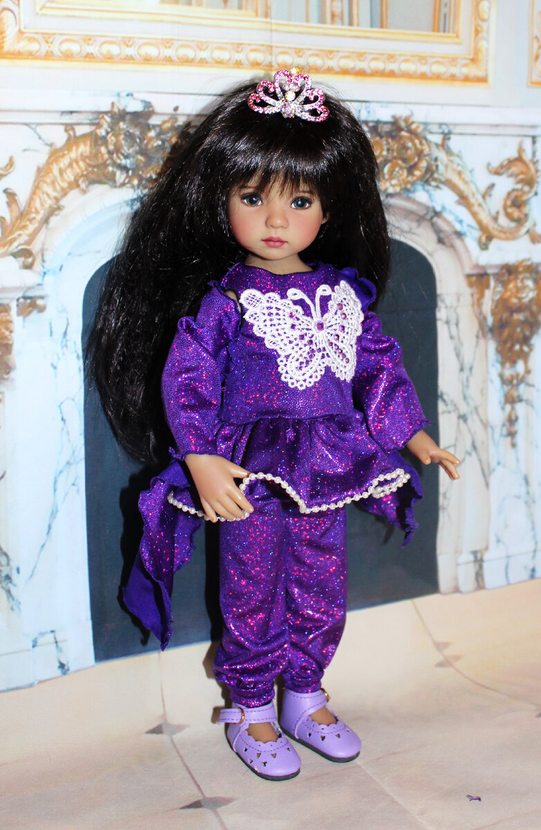 Наряд с шароварами и без юбки самодостаточен. Но ведь принцесса же. Как без юбки-то...