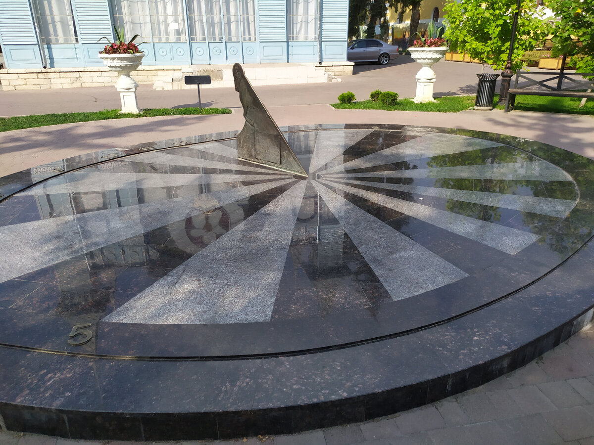 Солнечные часы в парке "Цветник" г. Пятигорск