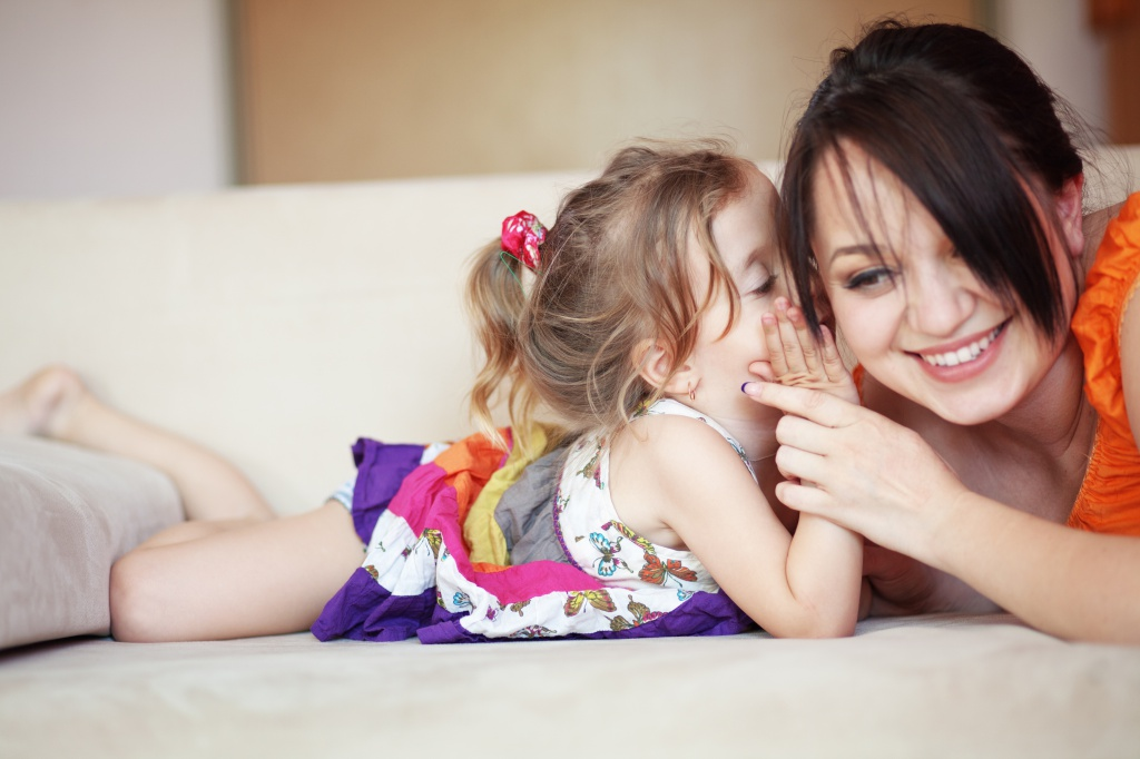 Счастливый подросток с родителями. Свекровь. Воспитание ребенка. Отношения между мамой. Объятия детей.