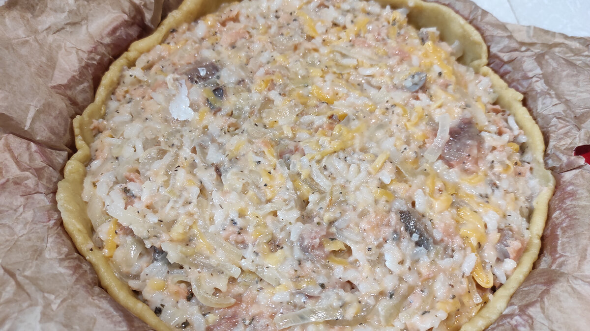 Рыбный пирог с сайрой и рисом