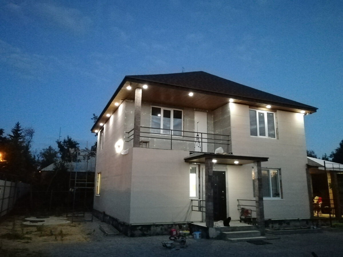 Подсветка фасада точечными светильниками