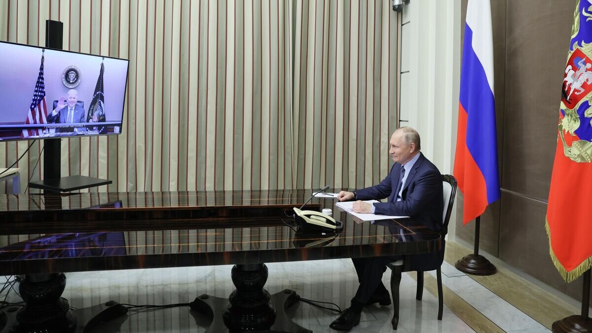    Президент РФ Владимир Путин во время встречи с президентом США Джо Байденом по видеосвязи© РИА Новости / POOL