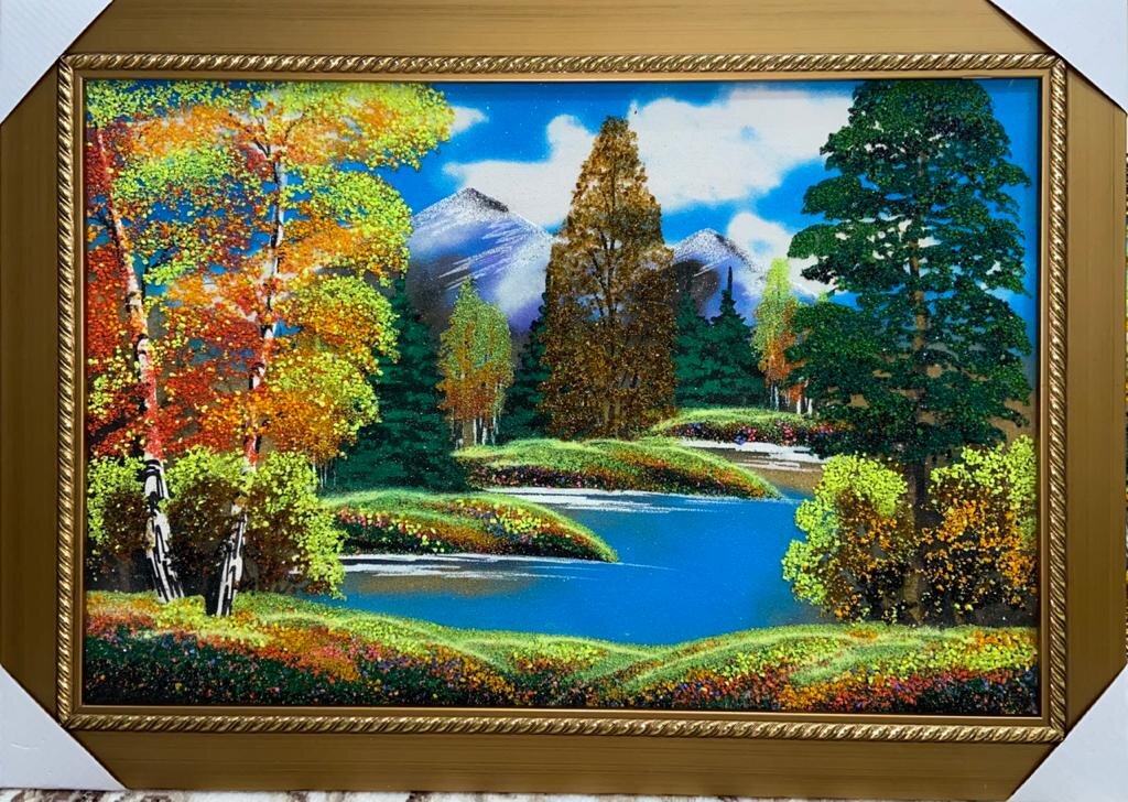 Это уже и картины в багете, да и размер полотна - гораздо больше. Самое крупное полотно может быть свыше полутора метров в длину, а осенние листья делают из кусочков янтаря (листайте галерею).