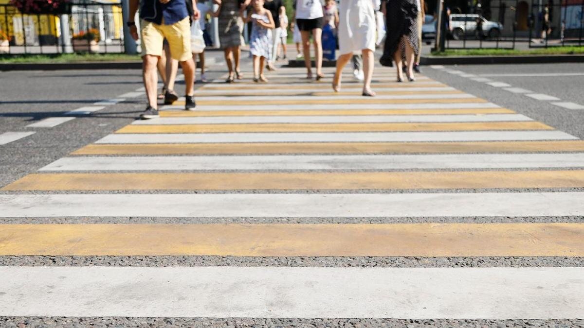    Люди переходят дорогу по "зебре":NUR.KZ/Петр Карандашов