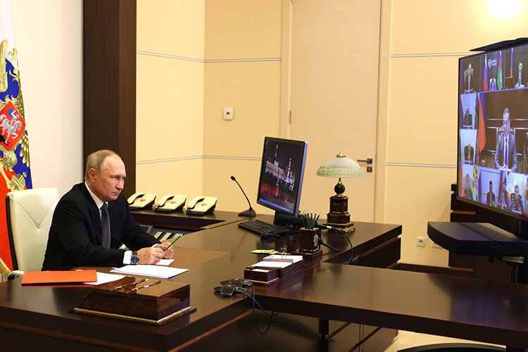    Владимир Путин объявил о введении военного положения в ДНР, ЛНР, Херсонской и Запорожской областях, а также особого «среднего уровня реагирования» в областях Российской Федерации, граничащих с Украиной