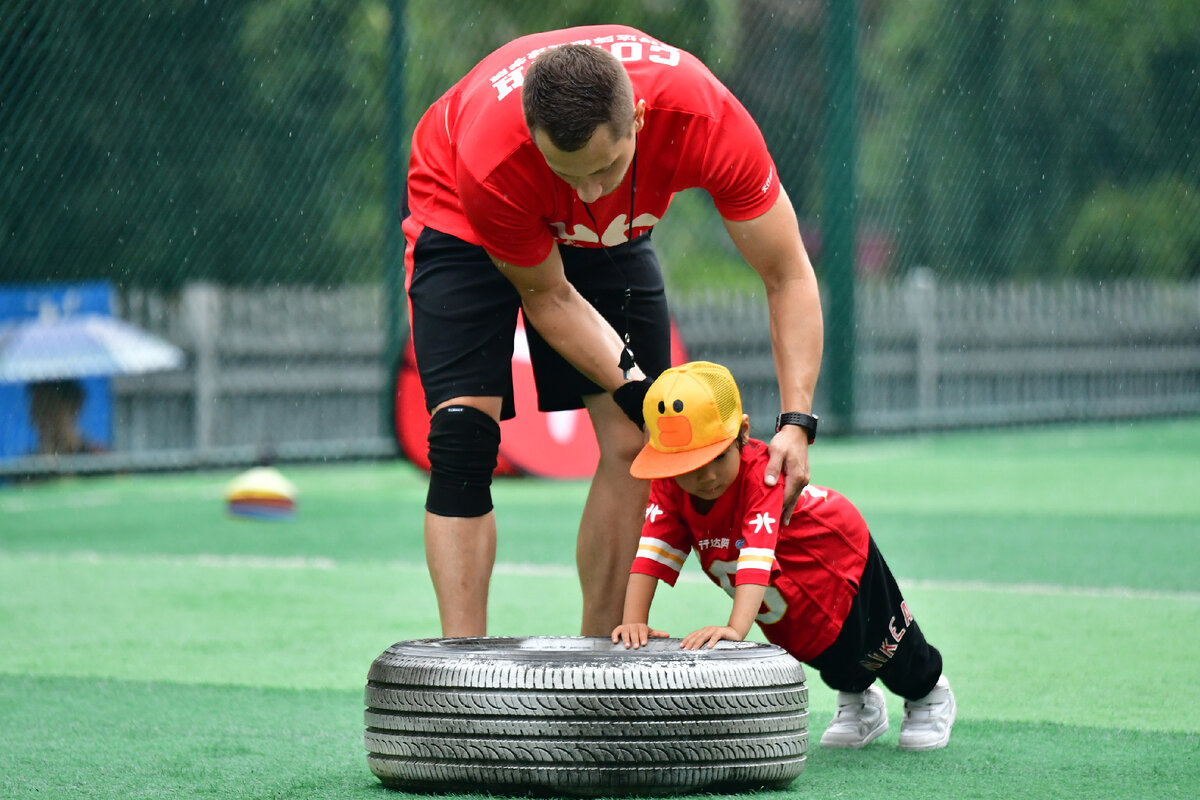 Skyway Academy, Китай. Девочка пытается держать баланс.